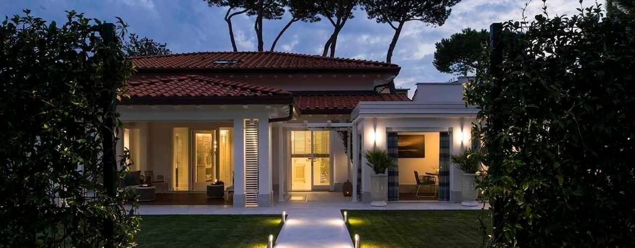 VILLA FORTE dei MARMI -LU- ITALY, Studio Architettura Carlo Ceresoli Studio Architettura Carlo Ceresoli Nhà phong cách chiết trung