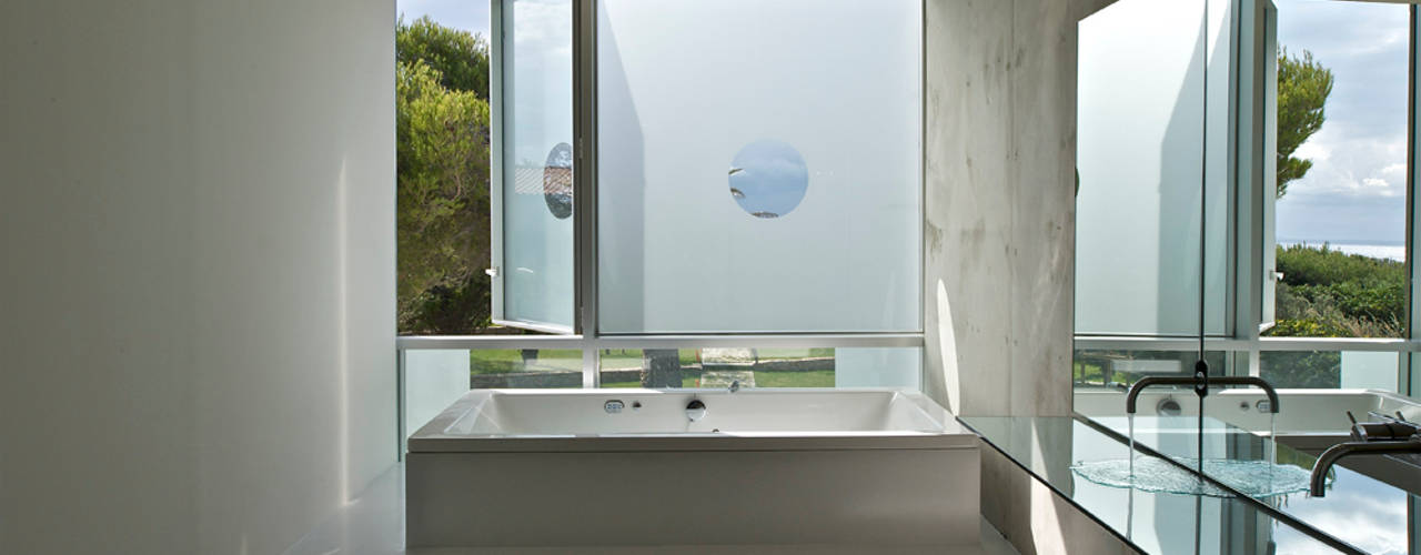 Maison Piscine, St Cyr sur Mer, MOA architecture MOA architecture Phòng tắm phong cách tối giản