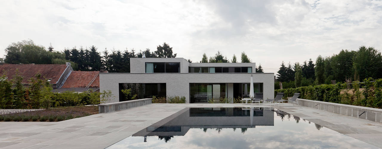Patio house VAWE, areal architecten cvba areal architecten cvba Piscinas de estilo minimalista