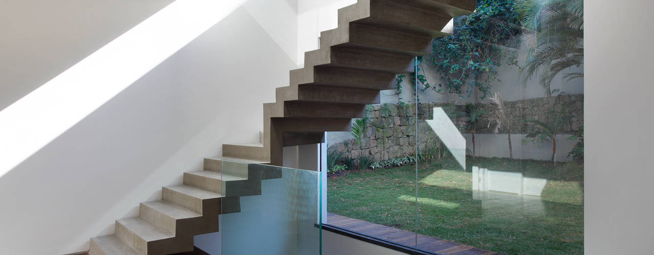 Joatinga 650m², House in Rio House in Rio Minimalist corridor, hallway & stairs