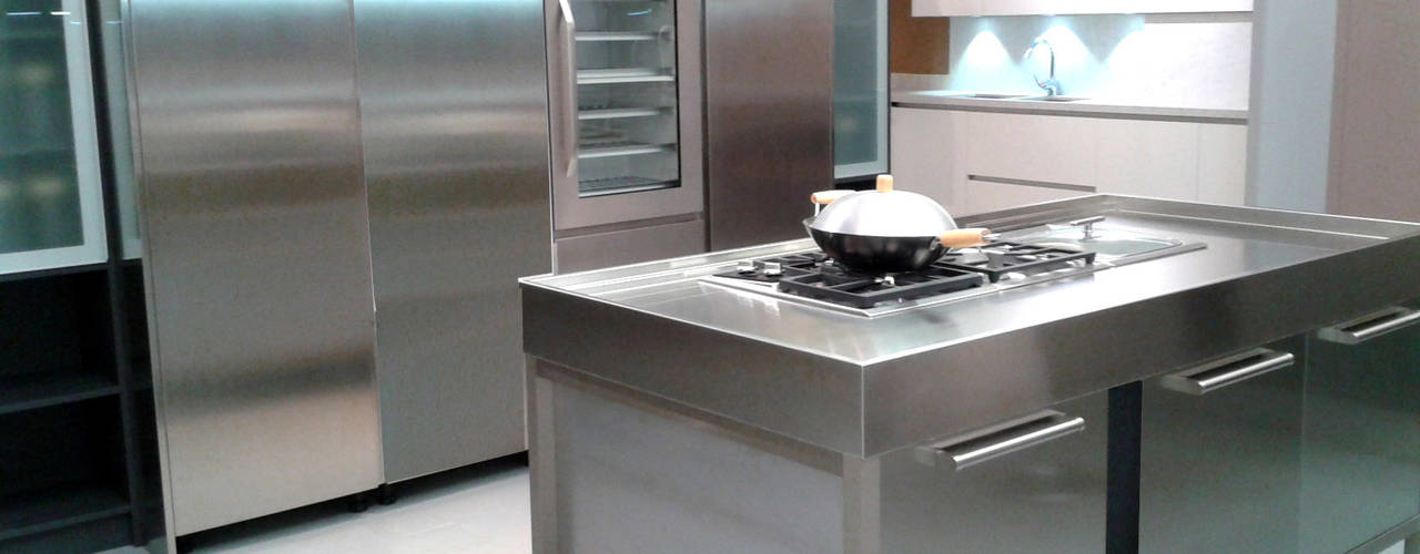 Showroom: Laminado y acero inoxidable, TG KITCHENAMBIENT TG KITCHENAMBIENT Modern kitchen