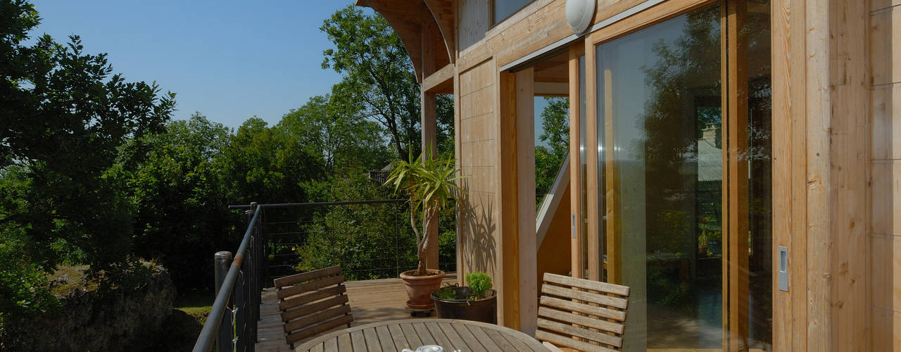 Maison écologique de José Bové, eco-designer eco-designer Modern style balcony, porch & terrace