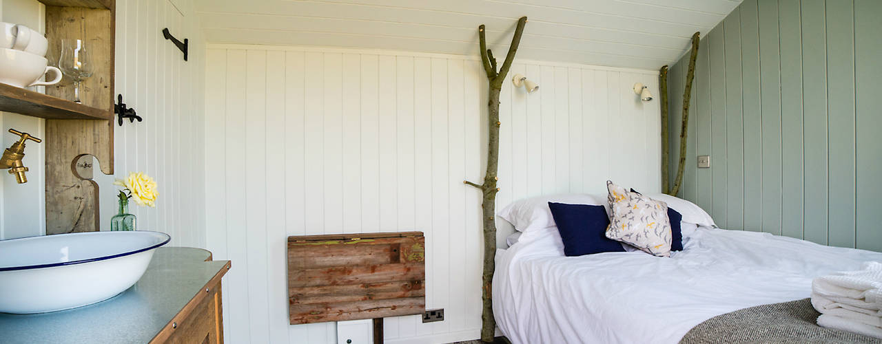 Huts, Plankbridge Plankbridge Country style bedroom