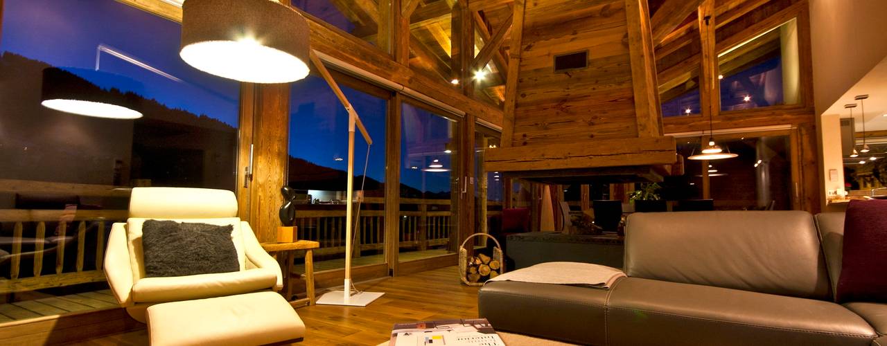 Chalet Les Chantéls: Un chalet neuf de luxe qui combine l'architecture traditionnelle savoyarde avec un intérieur contemporain, shep&kyles design shep&kyles design Living room