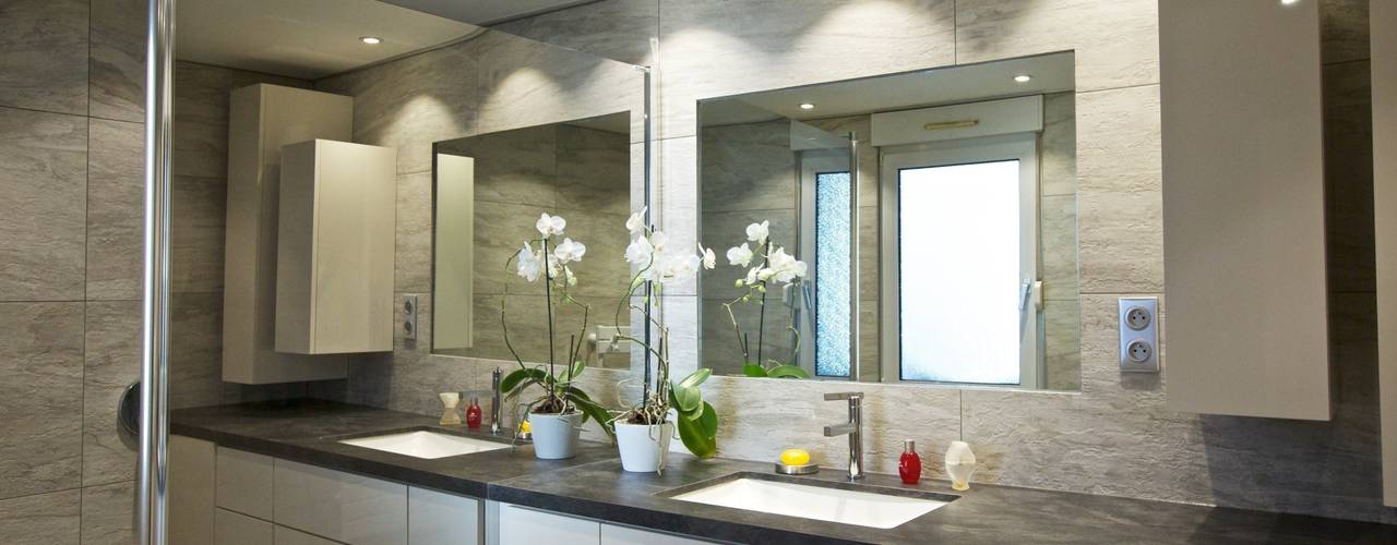 Présentation d'une salle de bain spacieuse et moderne, A3Design A3Design Ванна кімната