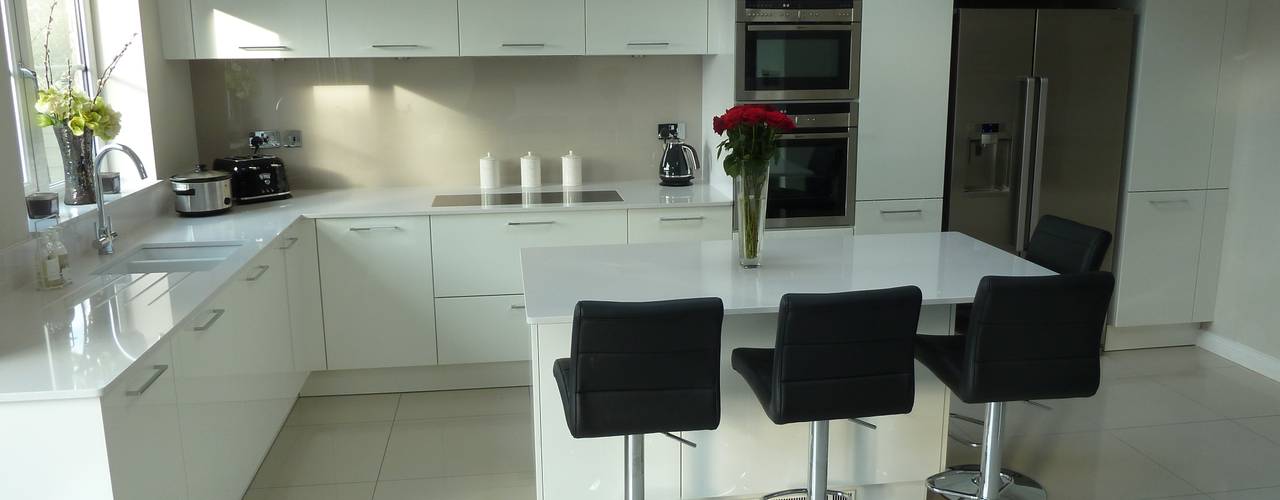 High gloss white with Silestone Blanco Norte worktops, Zara Kitchen Design Zara Kitchen Design モダンな キッチン