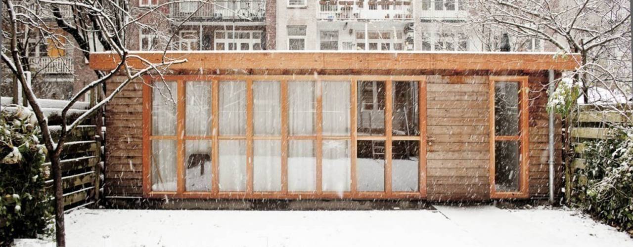 ​Voorgevel Atelier Paco Bunnik Minimalistische tuinen Sneeuw,Gebouw,Venster,Plant,Hout,Boom,Steen,Deur,woongebied,Metselwerk