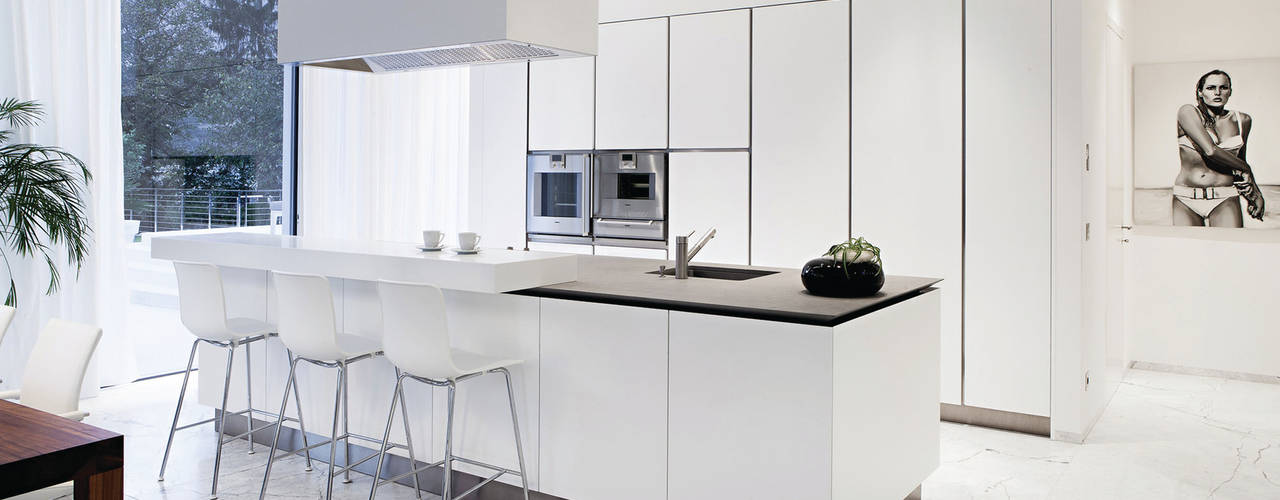 WHITE RAIZ QUADRADA Cozinhas minimalistas Armários e estantes