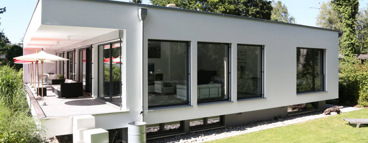 Puristisch und stylish: Bauhaus Villa in München , 2P-raum® Architekten 2P-raum® Architekten บ้านและที่อยู่อาศัย