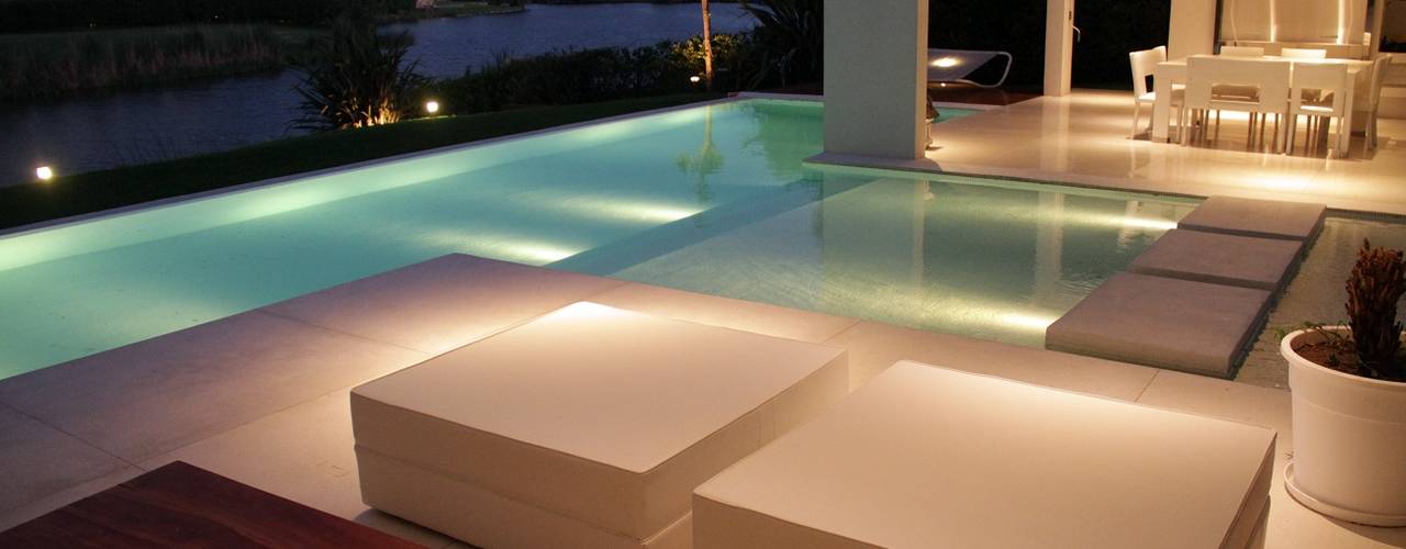 Piscina nocturnas, PARQUEARTE Piscinas como iconos de diseño. PARQUEARTE Piscinas como iconos de diseño. Hồ bơi phong cách tối giản