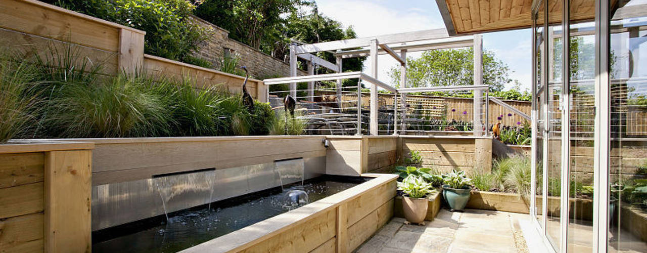 Steeply sloping garden with decked terraces, Susan Dunstall Landscape & Garden Design Susan Dunstall Landscape & Garden Design