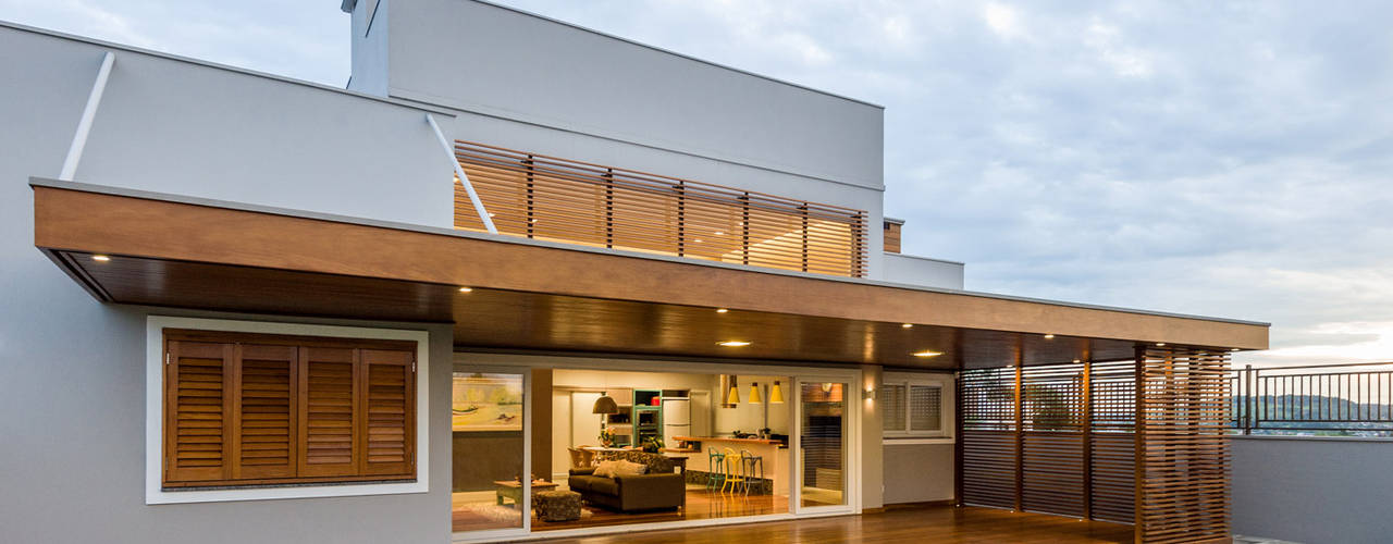 Casa em Taquara/RS, Plena Madeiras Nobres Plena Madeiras Nobres Modern balcony, veranda & terrace