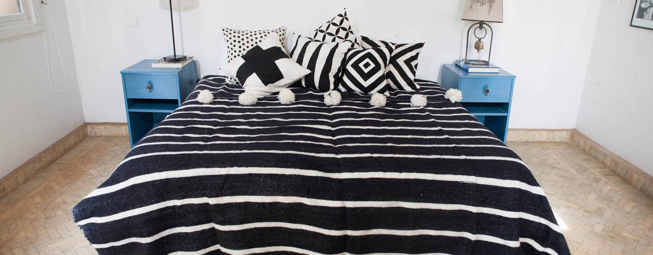 Georgeous Bedroom with Moroccan Pom Pom Blanket and stylish Black&White Cushions, M.Montague Souk M.Montague Souk Cuartos de estilo mediterráneo