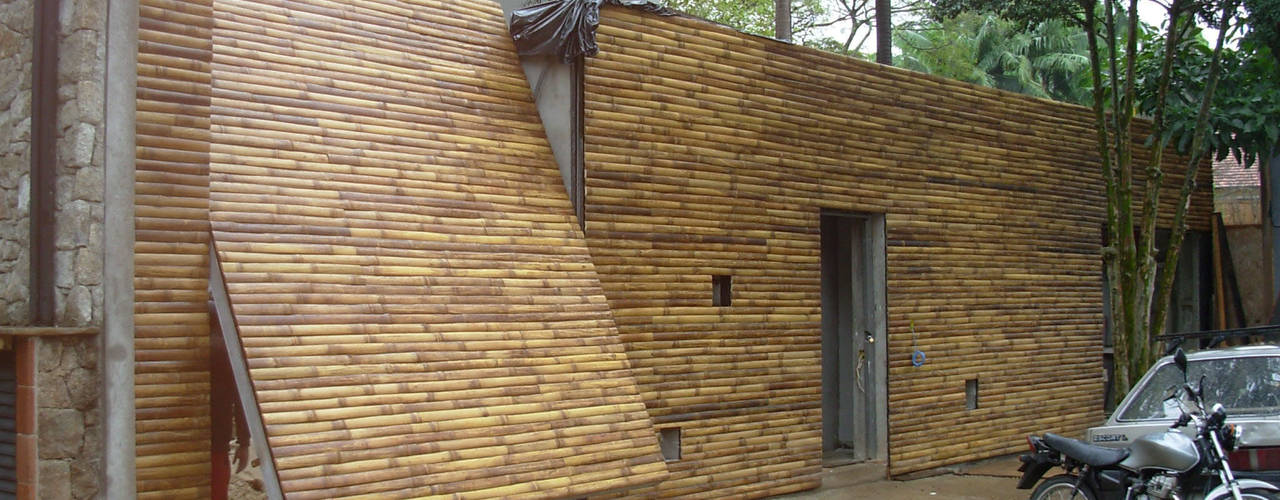 Fachada de Réguas de bambu autoclavado- Projeto Arq. Isay Weinfeld, BAMBU CARBONO ZERO BAMBU CARBONO ZERO Minimalistische Fenster & Türen