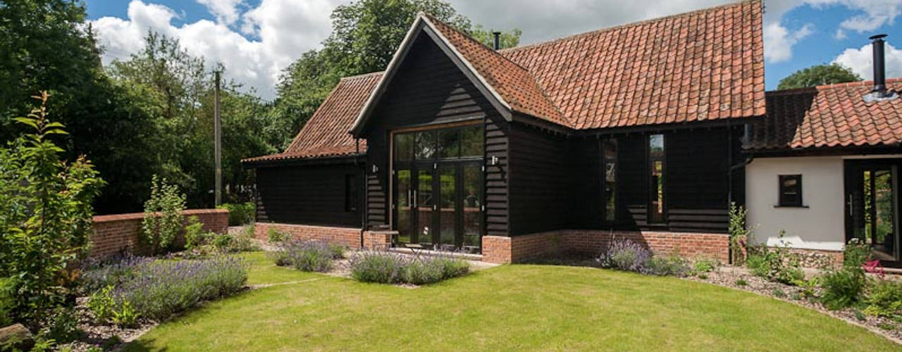 Church Farm Barn: 5 bedroom home planned with archaeological and protected species surveys, Beech Architects Beech Architects منزل ريفي