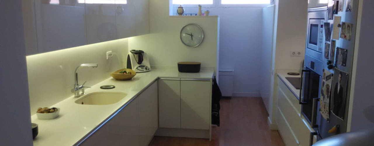 Una cocina con estilo abierta al comedor con zona office, femcuines femcuines 모던스타일 주방