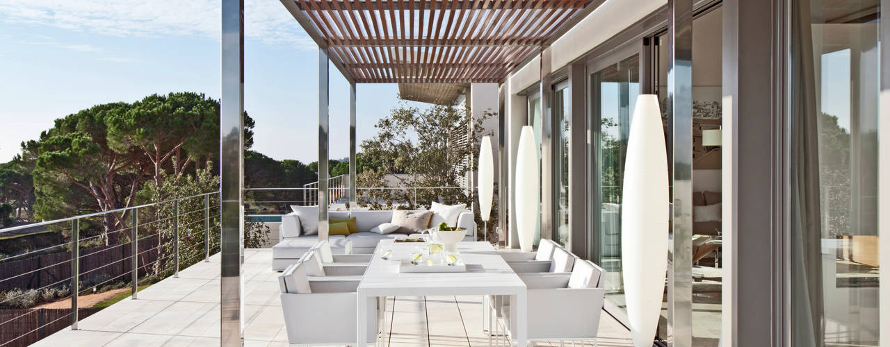 Дом в Сагаро, Испания, IND Archdesign IND Archdesign Mediterraner Balkon, Veranda & Terrasse