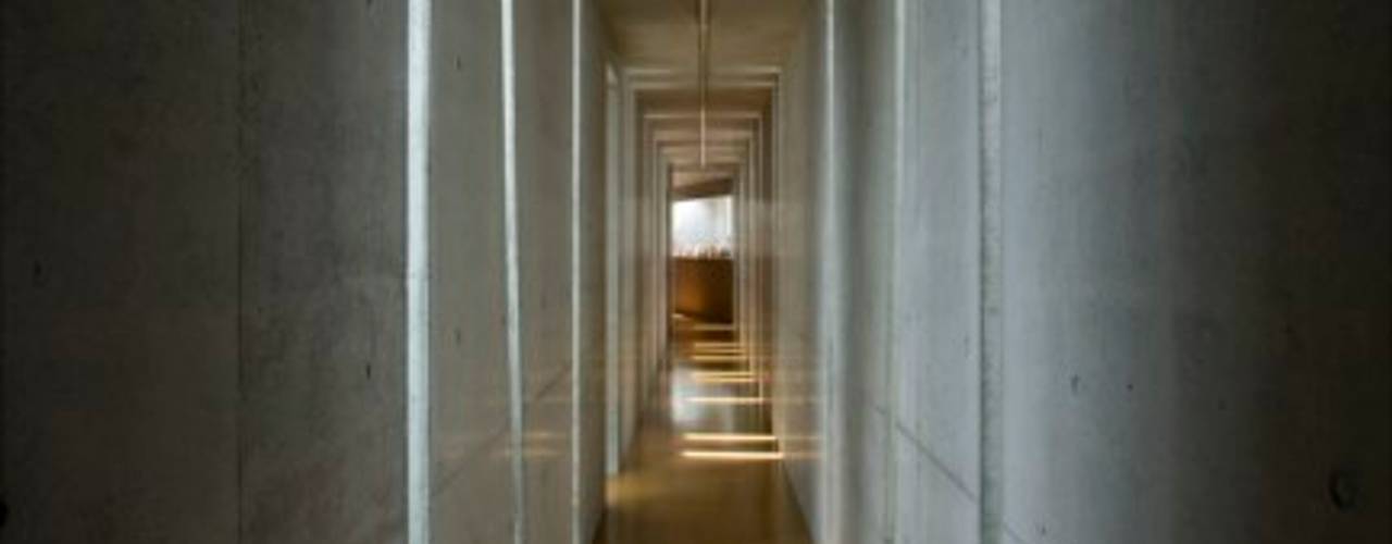 Slit House, EASTERN design office イースタン建築設計事務所 EASTERN design office イースタン建築設計事務所 Minimalist corridor, hallway & stairs
