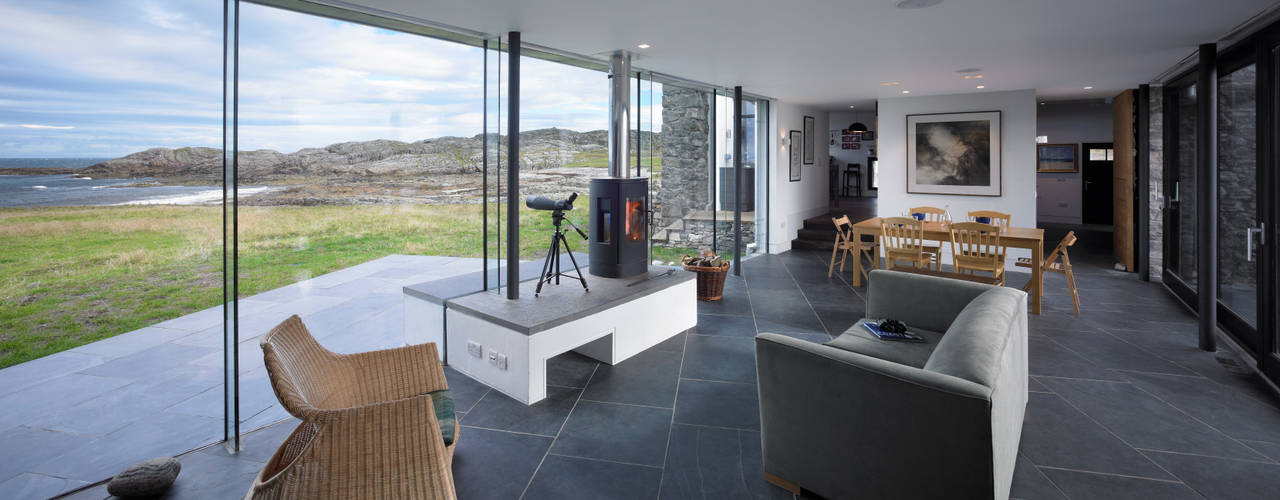 The White House Isle of Coll: Experience Serenity and Luxury at The White House in Isle of Coll, WT Architecture WT Architecture モダンデザインの リビング