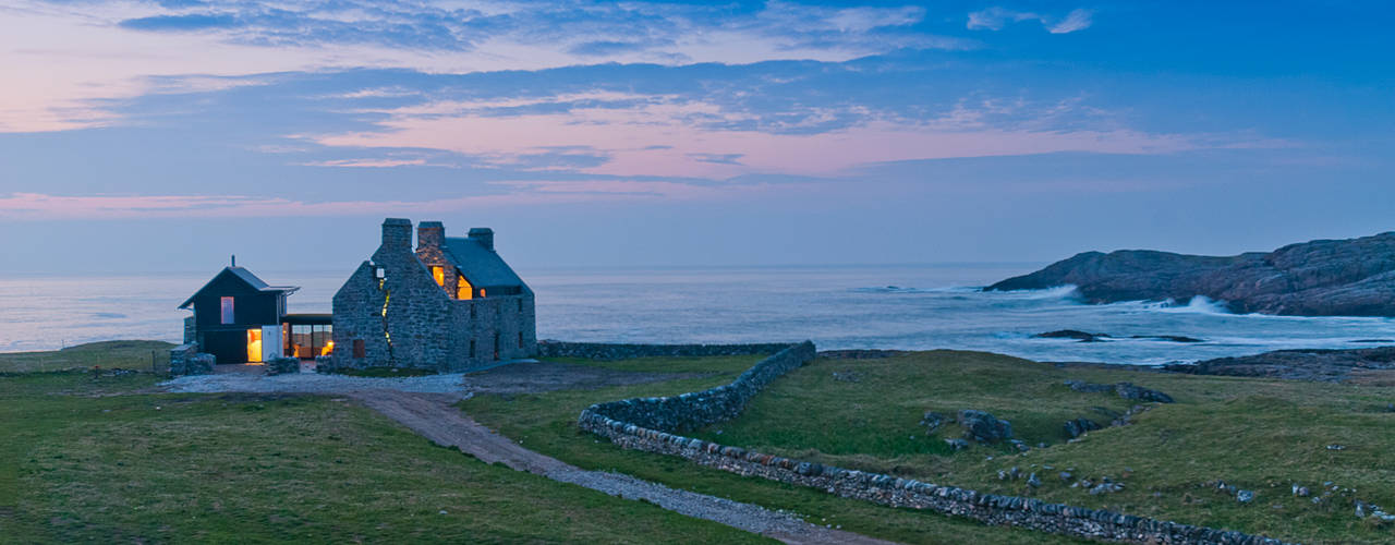 The White House Isle of Coll: Experience Serenity and Luxury at The White House in Isle of Coll, WT Architecture WT Architecture 모던스타일 주택