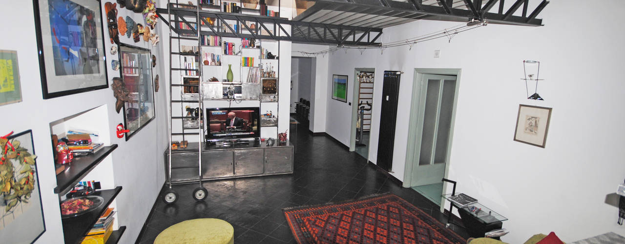 Rifunzionalizzazione di un appartamento di sottotetto in centro storico, ARCHILOCO studio associato ARCHILOCO studio associato Industrial style living room