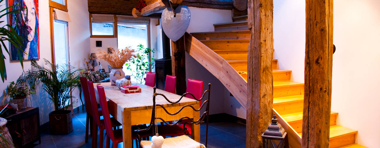 un appartement dans une grange sur trois niveaux, en Savoie, atelier choron pellicier atelier choron pellicier غرفة السفرة