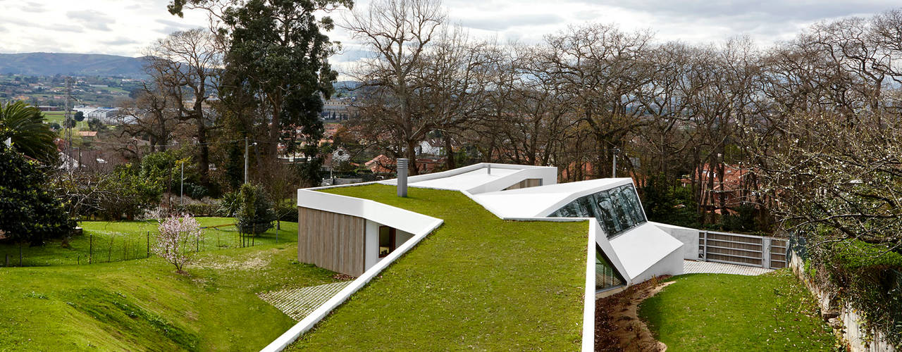 Una Casa Híbrida que integra una Vivienda Moderna y una Nave Industrial, miba architects miba architects منازل