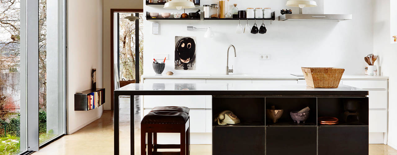 Una Casa Híbrida que integra una Vivienda Moderna y una Nave Industrial, miba architects miba architects Kitchen