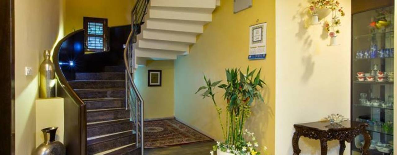 Mr Mulla Residence , Srujan Interiors & Architects Pvt Ltd Srujan Interiors & Architects Pvt Ltd Klasyczny korytarz, przedpokój i schody
