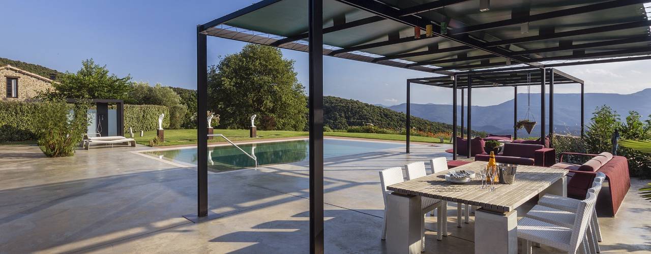 La Casa con vista Perfecta: Piscina, Terraza chill out, Casa de huéspedes y Acabados en Piedra, VelezCarrascoArquitecto VCArq VelezCarrascoArquitecto VCArq حديقة