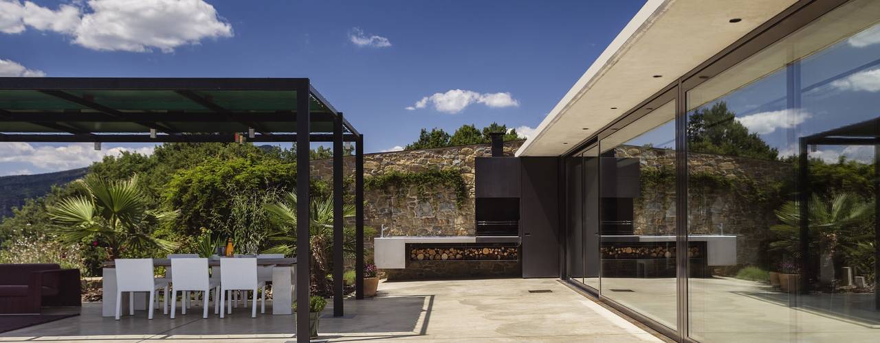 La Casa con vista Perfecta: Piscina, Terraza chill out, Casa de huéspedes y Acabados en Piedra, VelezCarrascoArquitecto VCArq VelezCarrascoArquitecto VCArq Jardines de estilo rústico