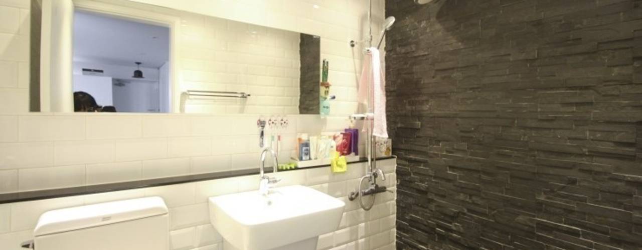 homify Modern bathroom