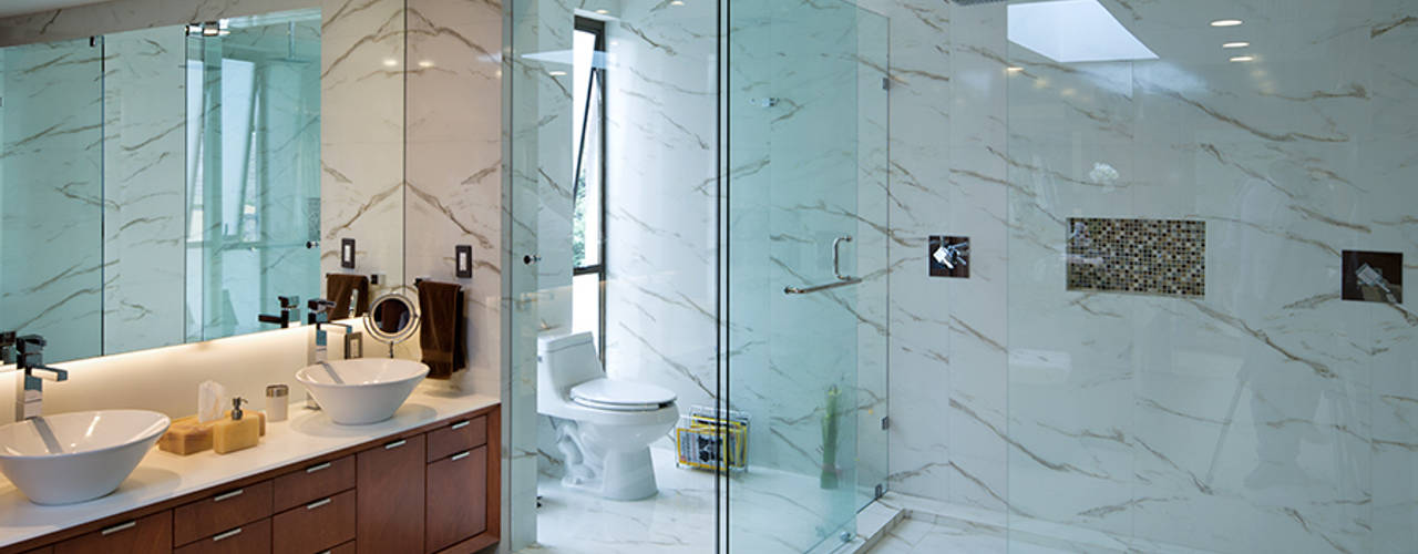 homify Modern bathroom