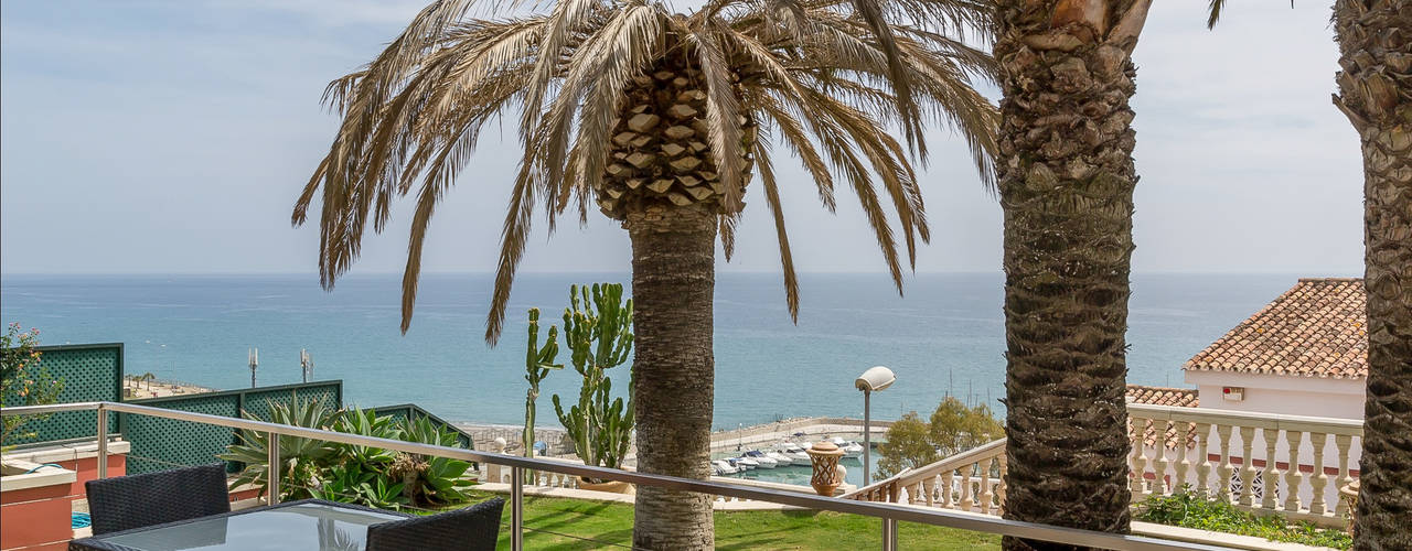 Villa de lujo en Málaga con toques tropicales, Per Hansen Per Hansen Tropical style balcony, veranda & terrace