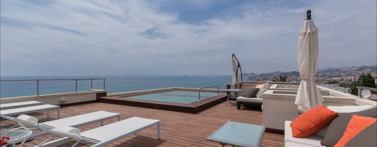 Villa de lujo en Málaga con toques tropicales, Per Hansen Per Hansen Balcones y terrazas tropicales