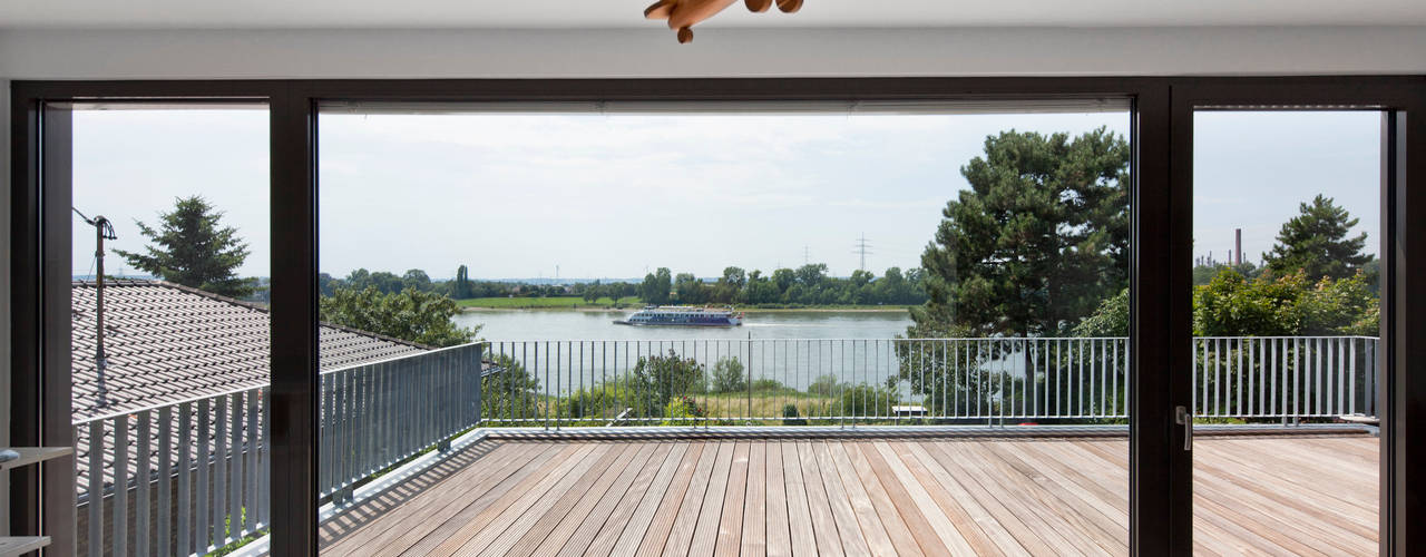 Wohnhaus Niederkassel , Corneille Uedingslohmann Architekten Corneille Uedingslohmann Architekten Modern balcony, veranda & terrace