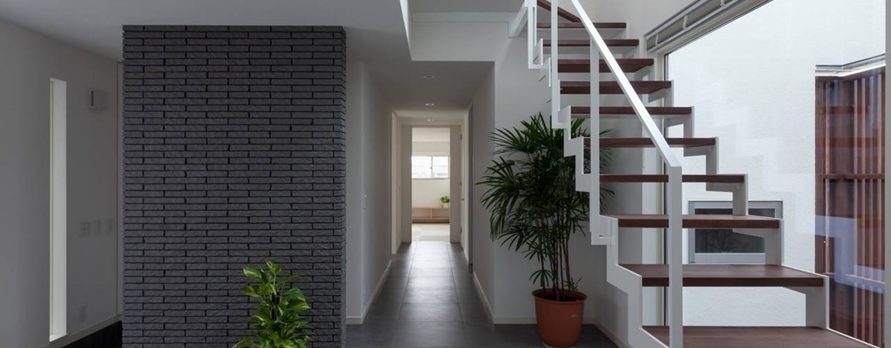 三世代が憩う家, LITTLE NEST WORKS LITTLE NEST WORKS Modern Corridor, Hallway and Staircase