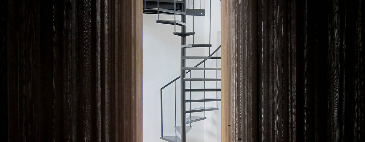 Van oud maak nieuw: Tibbensteeg Hoonhorst, Tim Versteegh Architect Tim Versteegh Architect Minimalist corridor, hallway & stairs