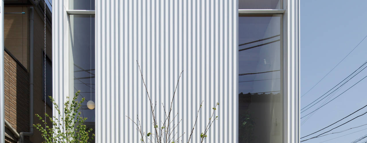 White hut and Tilia japonica, 高橋真紀建築設計事務所 高橋真紀建築設計事務所 에클레틱 주택