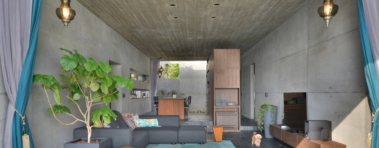 海をのぞむ家, 株式会社クレールアーキラボ 株式会社クレールアーキラボ Eclectic style living room Reinforced concrete