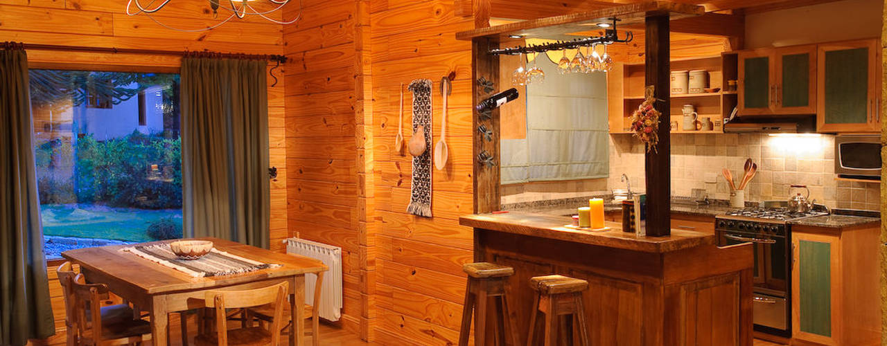 Casa Amancay Ι San Martín de los Andes, Neuquén. Argentina., Patagonia Log Homes - Arquitectos - Neuquén Patagonia Log Homes - Arquitectos - Neuquén Country style dining room Wood Brown