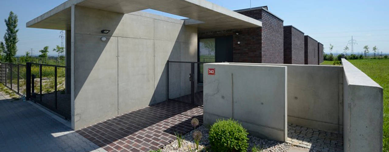 FAMILY HOUSE IN OŘECH,CZECH REPUBLIC, MARKÉTA CAJTHAMLOVÁ, ARCHITEKTONICKÁ PROJEKČNÍ KANCELÁŘ MARKÉTA CAJTHAMLOVÁ, ARCHITEKTONICKÁ PROJEKČNÍ KANCELÁŘ Casas de estilo minimalista