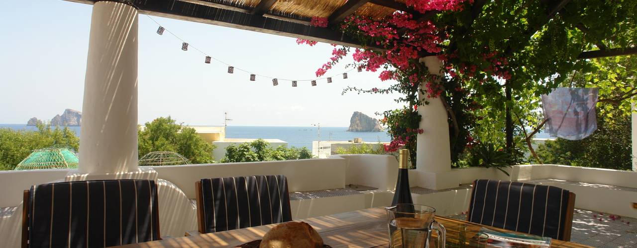 Casa di Panarea, Studio di Architettura Manuela Zecca Studio di Architettura Manuela Zecca ระเบียง, นอกชาน