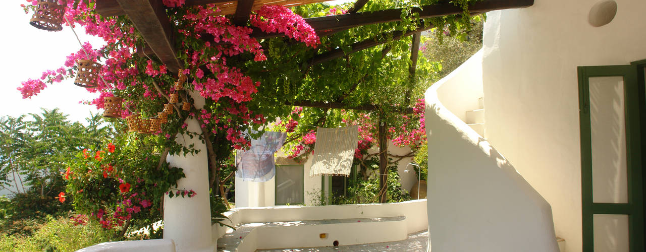 Casa di Panarea, Studio di Architettura Manuela Zecca Studio di Architettura Manuela Zecca Mediterranean style balcony, porch & terrace