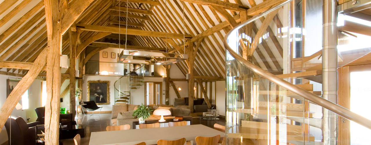 Denne Manor Barn: a 17th Century Grade II listed barn restored, interior transformed into an art, Lee Evans Partnership Lee Evans Partnership Comedores modernos