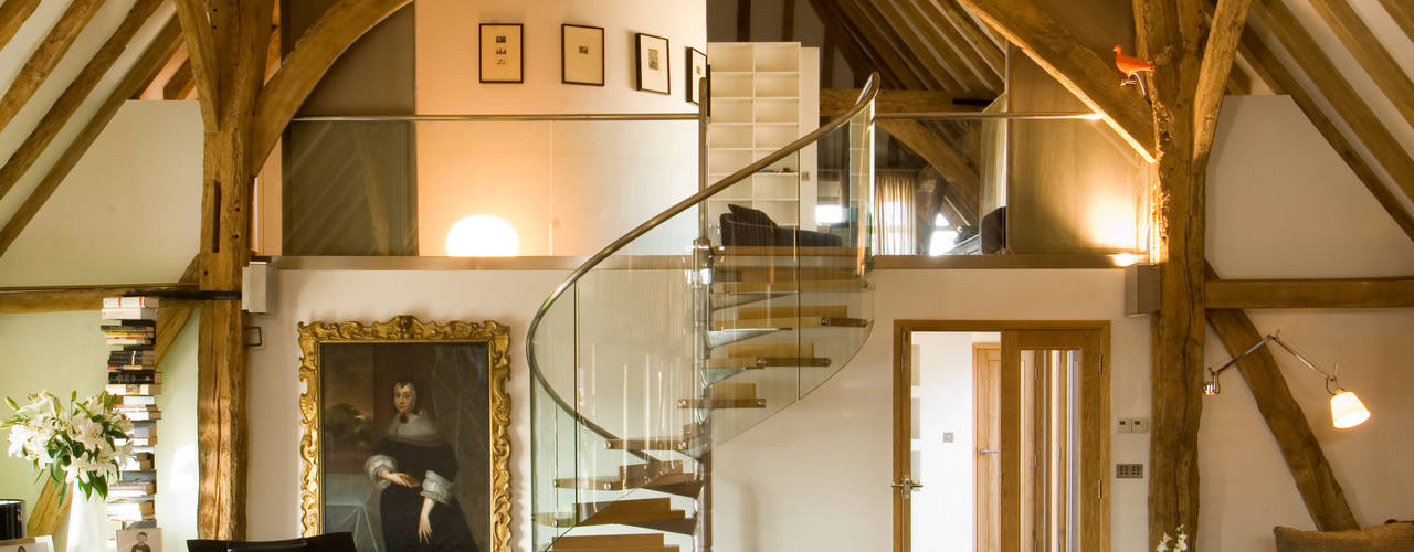 Denne Manor Barn: a 17th Century Grade II listed barn restored, interior transformed into an art, Lee Evans Partnership Lee Evans Partnership Modern corridor, hallway & stairs