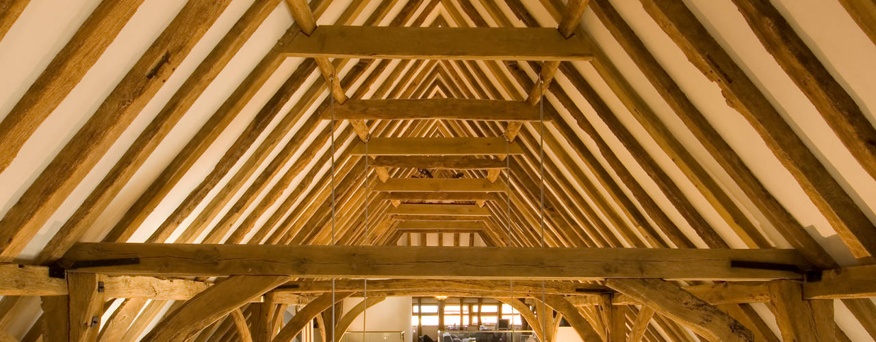 Denne Manor Barn: a 17th Century Grade II listed barn restored, interior transformed into an art, Lee Evans Partnership Lee Evans Partnership Modern Corridor, Hallway and Staircase