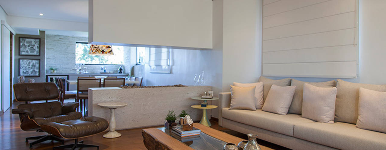 Madeira em pauta para um casal que adora receber, Helô Marques Associados Helô Marques Associados Rustic style living room