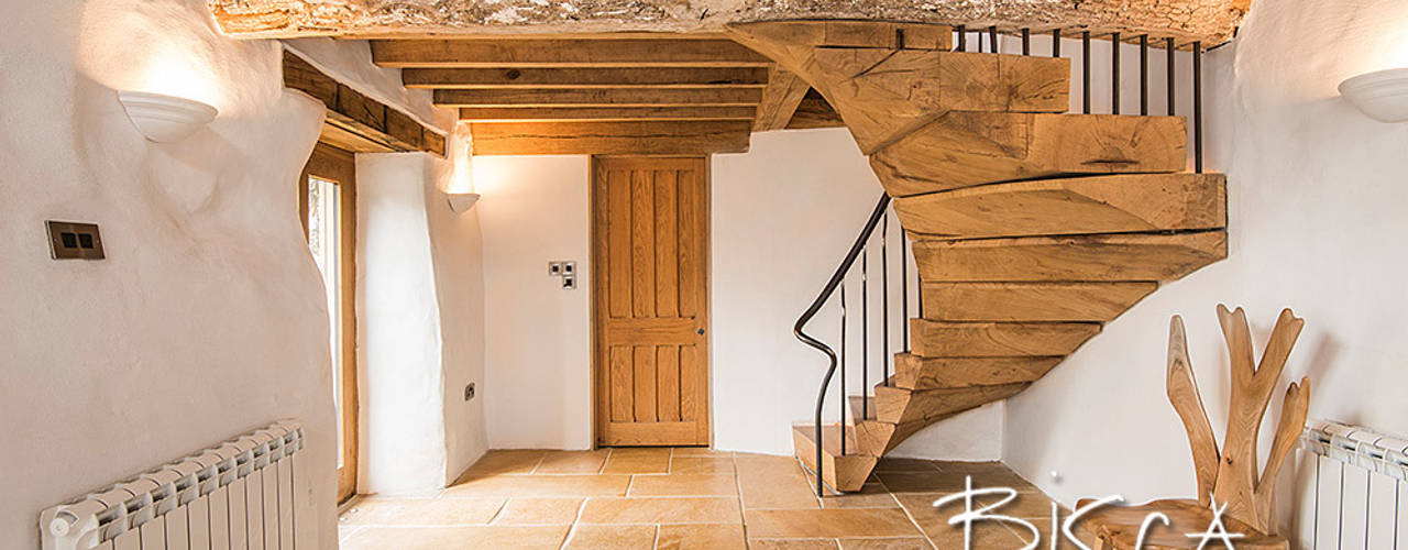 Rustic Barn Staircase, Bisca Staircases Bisca Staircases Pasillos, vestíbulos y escaleras de estilo rústico