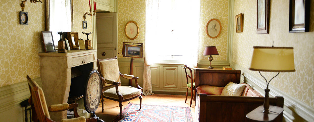 Une maison de maître dans l'Ain, le songe du miroir photographe le songe du miroir photographe Classic style living room